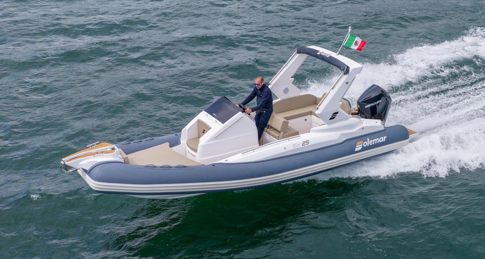 Solemar SX25 in navigazione veloce verso sinistra Solemar SX25 in navigazione veloce verso sinistra