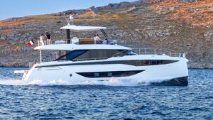 Prestige M8 Evo: più muscoli, nuovi spazi e lo stesso, inconfondibile, lusso. La prova in mare.