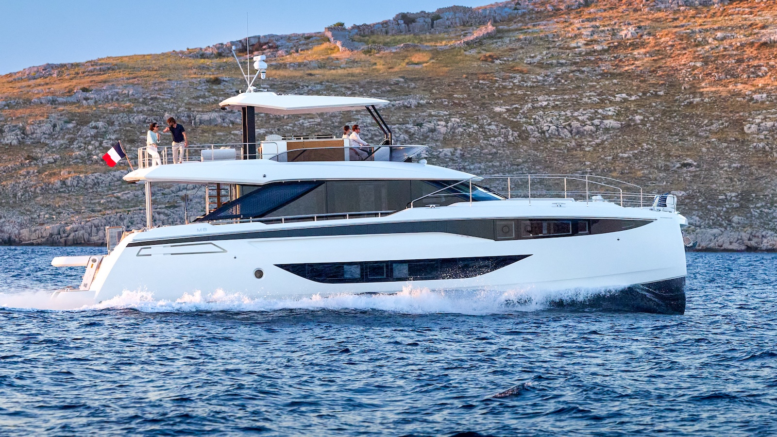 PRESTIGE M8 EVO PROVA IN MARE COVER