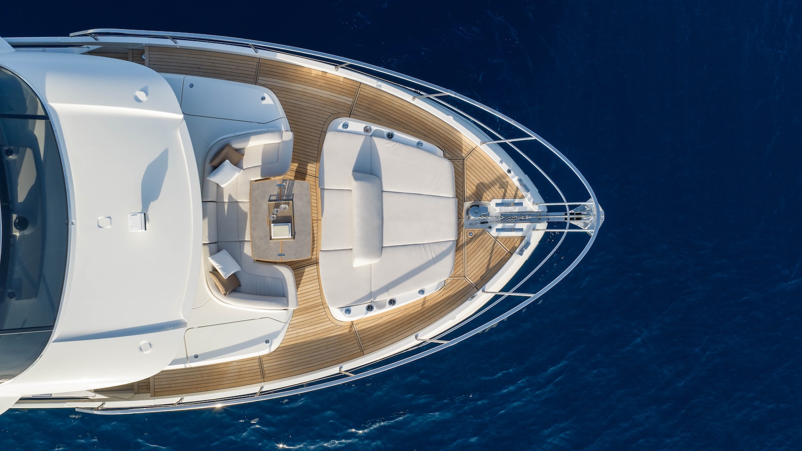 la prua di Absolute Navetta 66