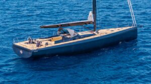 ICE 80 Blue Water Sport, la video prova del 24 metri in carbonio che naviga più veloce del vento