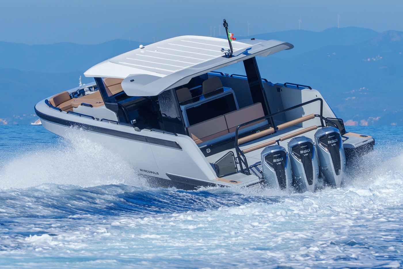 Marcopolo MP12 con tre motori Honda prova mare