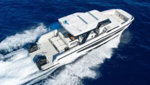 Aquila 45 Sport, la prova in mare: 1.200 cavalli e un comfort sorprendente