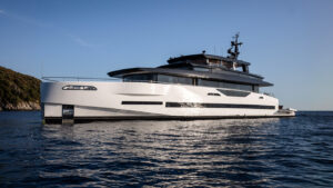 GX42, il nuovo superyacht ibrido da 42 metri che promette 48 ore a emissioni zero all’ancora