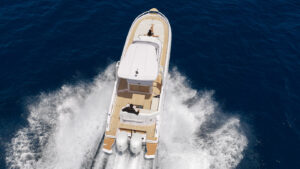 Ranieri Next 370 SH: comfort, solidità e una carena sorprendente. La prova in mare